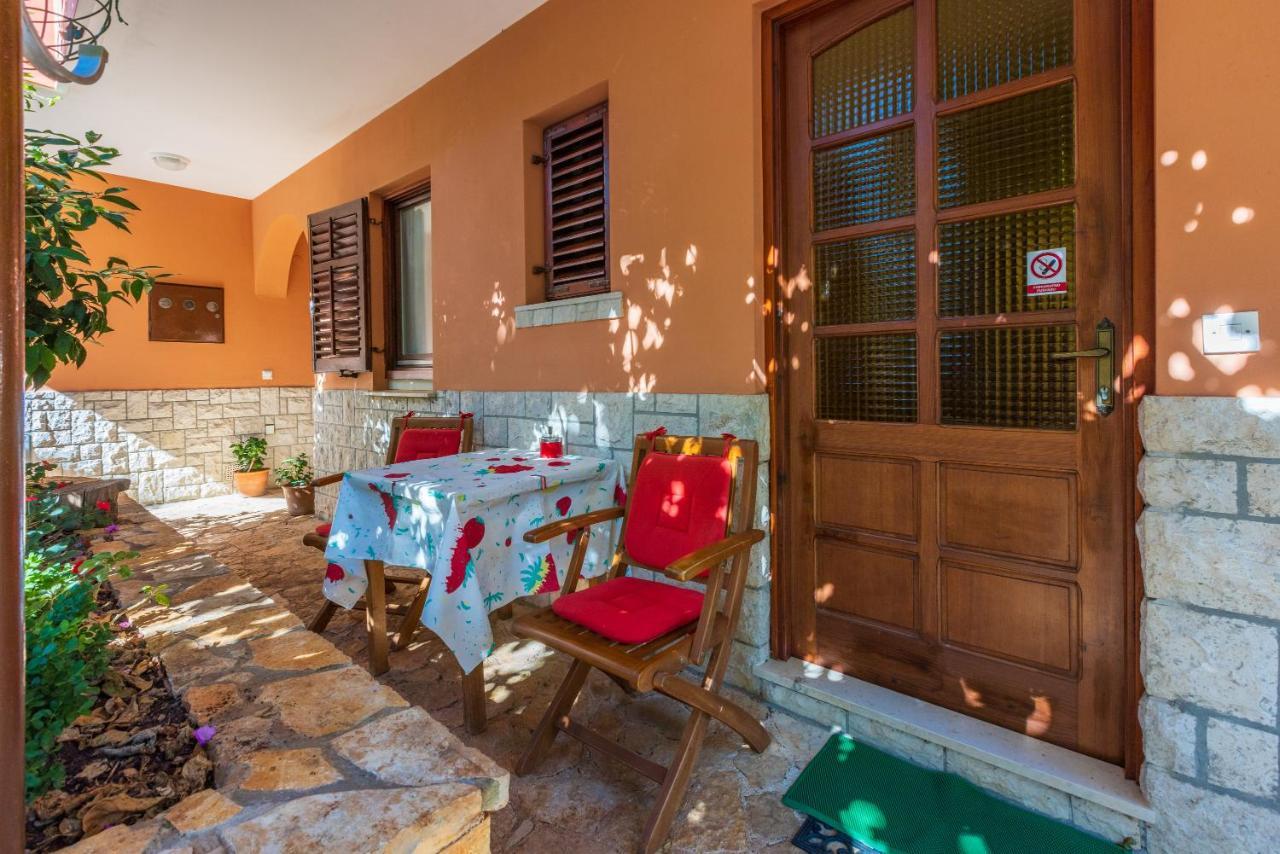 Apartments Villa Mavero Banjole Exterior photo