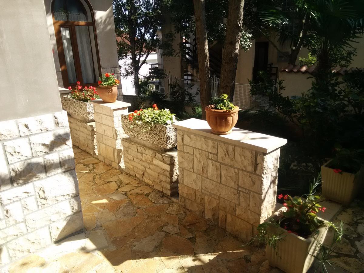 Apartments Villa Mavero Banjole Exterior photo
